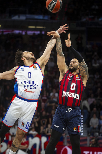 Para huir del cruce ante Efes, Saski Baskonia deberá ganar en Bolonia.