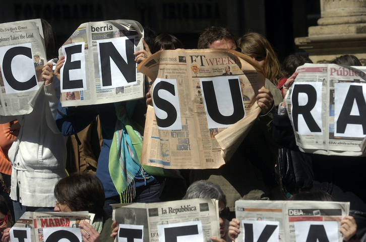 Concentración de bibliotecarios denuncian la censura de UPN contra GARA y 'Berria' en Iruñea el 23 de abril de 2009.