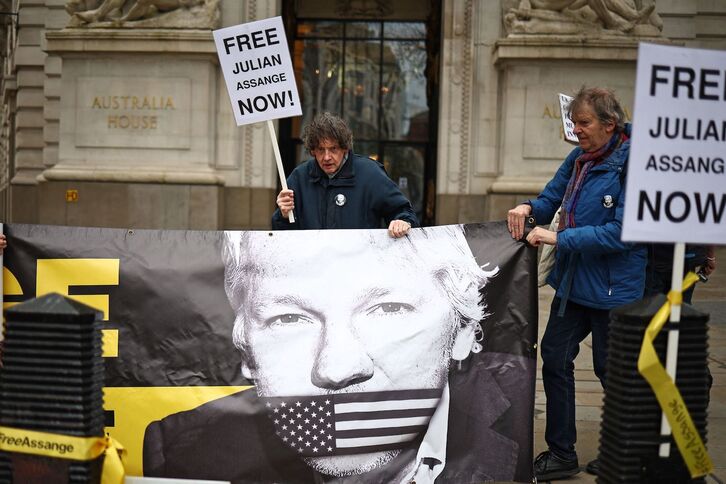 Protesta por Assange en Londres al cumplirse cinco años de su encarcelamiento. 