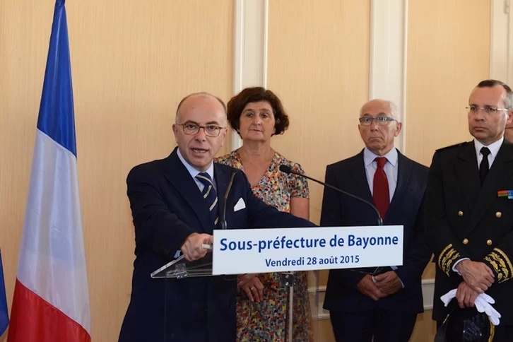 Bernard Cazeneuve, en su etapa de ministro de Interior, en una visita a Baiona en la que defendió «todo contacto que sirva para lograr el desarme de ETA».