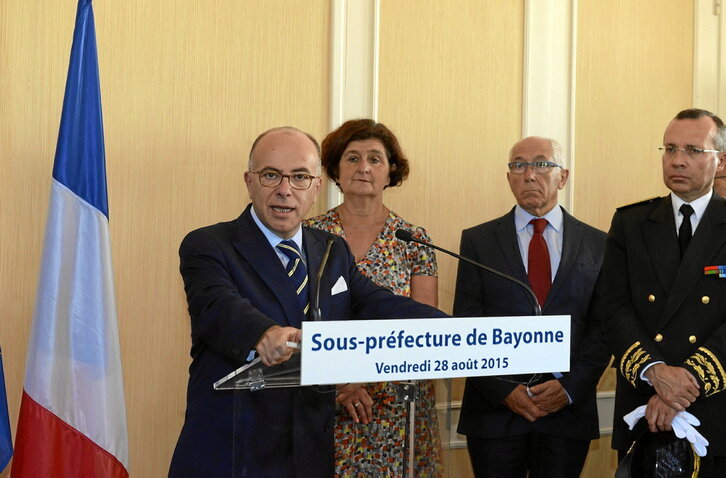 Cazeneuve, durante una visita a Baiona en 2015, cuando ya avaló «todo diálogo que sirva para lograr el desarme de ETA».