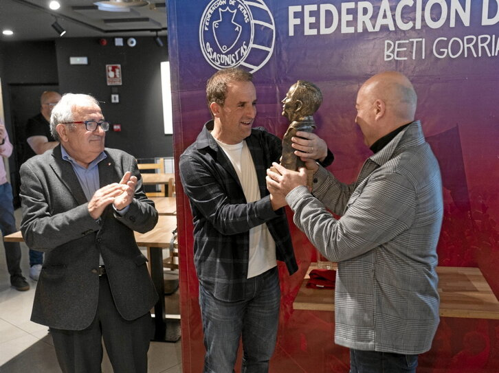 Arrasate recibe de Chuchín Ibáñez el trofeo.