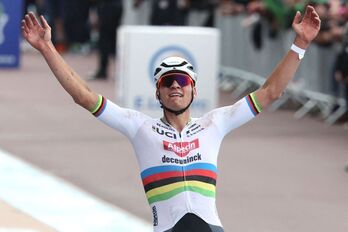Mathieu van der Poel celebra su victoria en Roubaix tras recorrer 60 kilómetros en solitario.