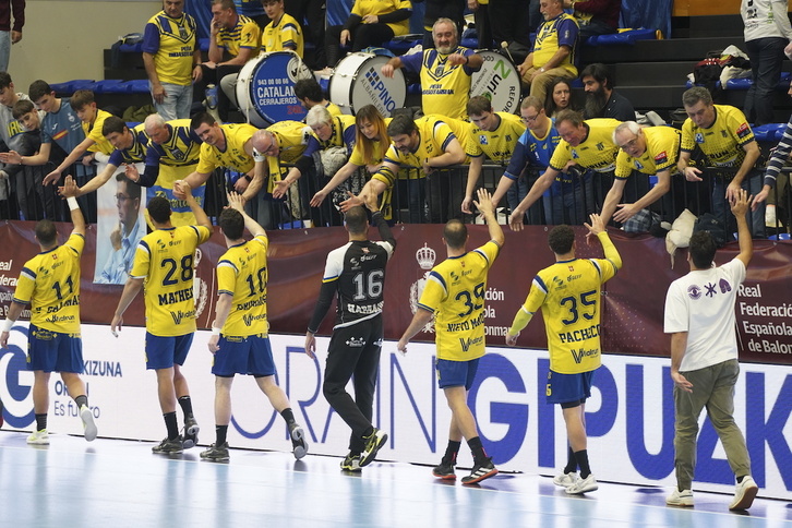 Los jugadores del Bidasoa Irun saludan a su afición en una imagen de archivo de la disputa de la Copa Asobal en Artaleku.