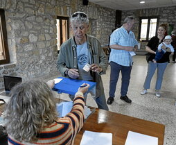 Vecinos de Igeldo votan en la consulta popular del domingo.