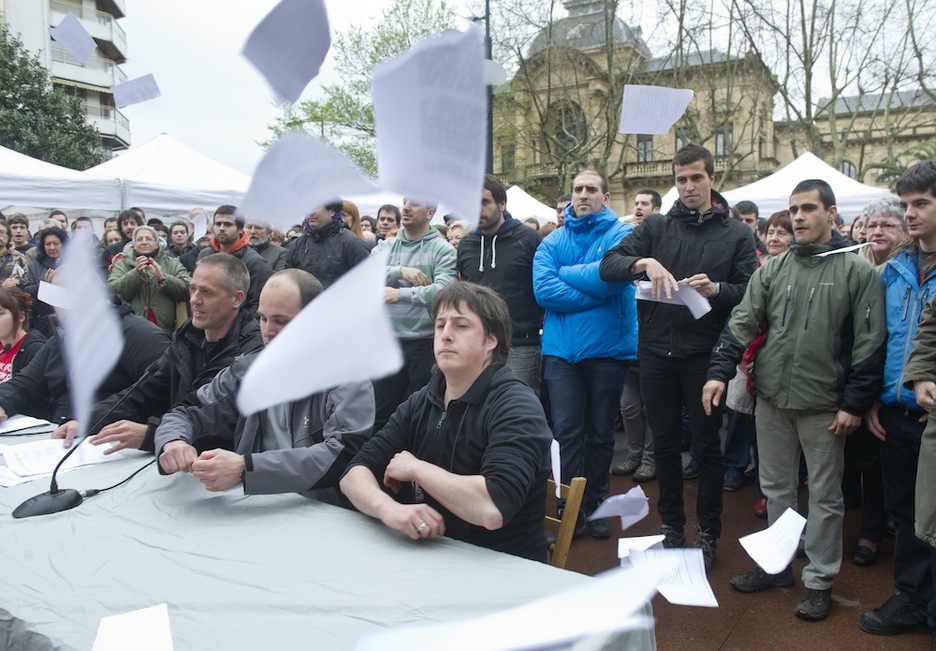 La sentencia condenatoria llegó el 8 de abril, al día siguiente los propios condenados la hicieron trizas en el propio Boulevard para mostrar su rechazo a la misma.