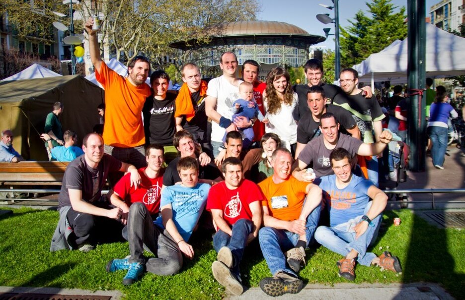 Foto de familia de los condenados con varios de los organizadores de Aske Gunea.