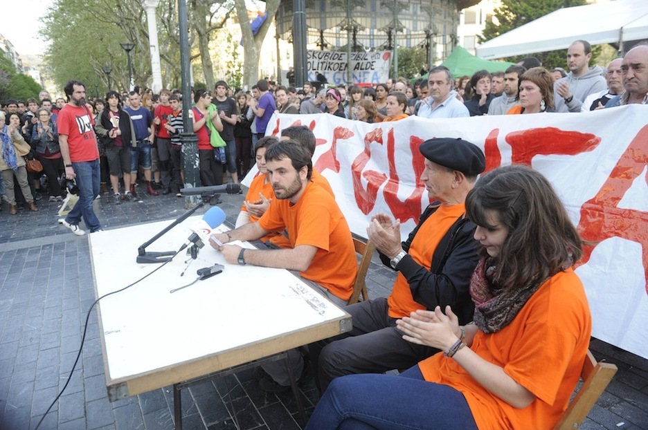 El miércoles, 17 de abril, Aske Gunea realizó «un llamamiento sincero» al PNV para que se sumase al muro popular y le pidió que no enviase a la Policía a detener a los jóvenes.