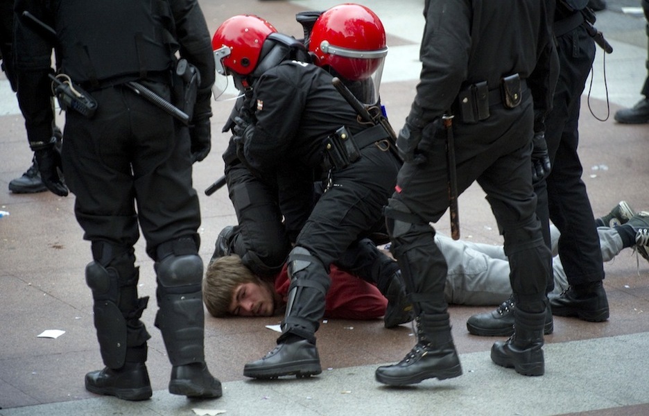 Aunque los jóvenes del muro popular en todo momento mantuvieron una actitud de resistencia pasiva, la Ertzaintza fue violenta con muchos de ellos.