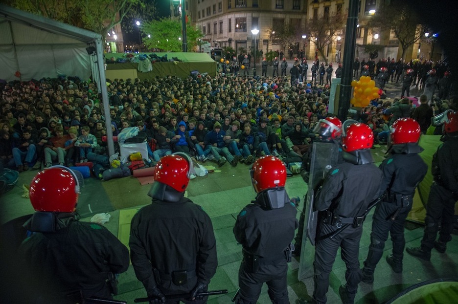 Un muro popular compuesto por cerca de mil personas es lo que se encontró el contingente compuesto por 200 ertzainas.