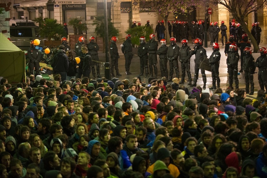 Un muro popular ante una pared de policías.