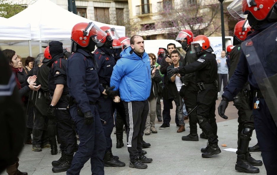 Momento en el que la Ertzaintza detiene a Ekaitz de Ibero. 