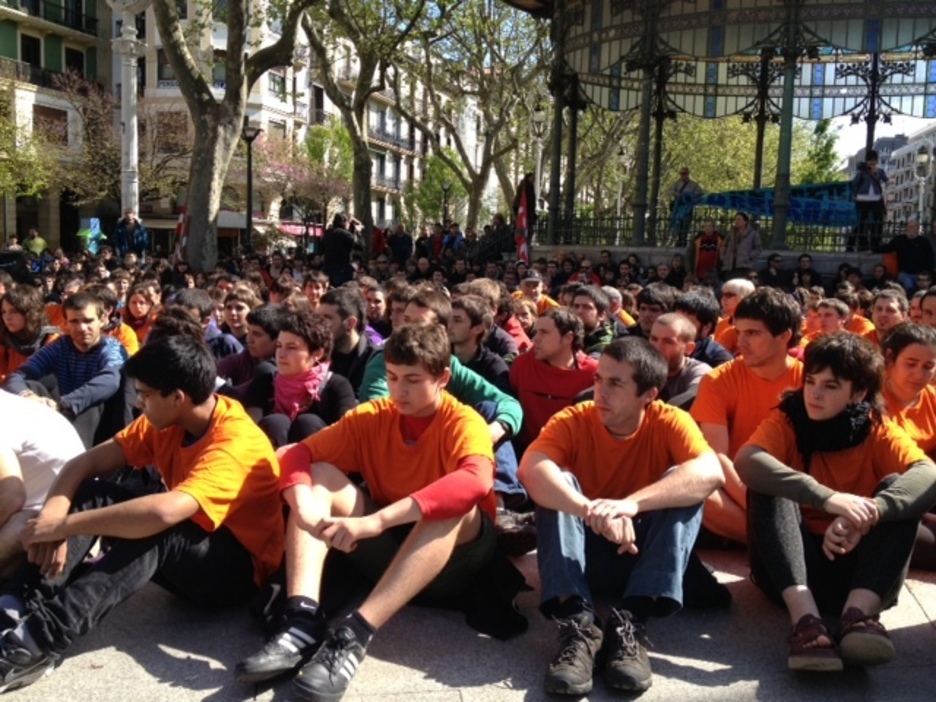 Antes de proceder a la manifestación, se realizó una sentada en el Boulevard. 