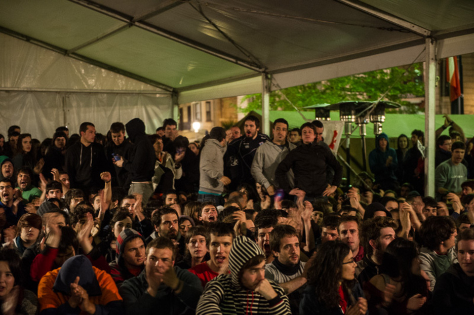 Los condenados, de pie, son protegidos por cerca de 500 personas sentadas a su alrededor. Este gesto ha evitado en dos ocasiones su detención.