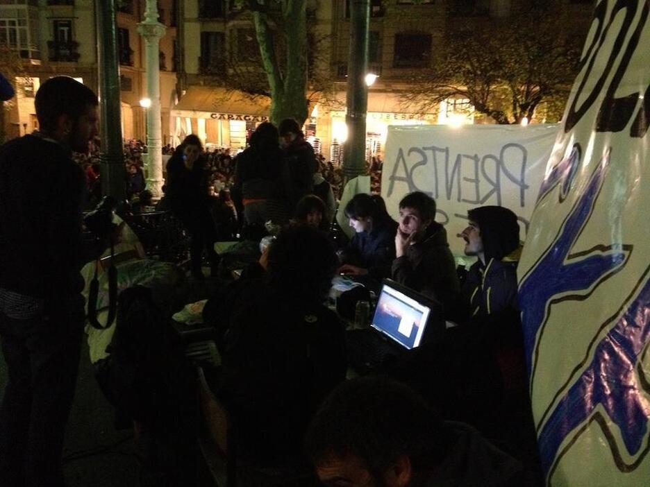 El equipo de comunicación y varios medios han seguido todo lo ocurrido en Aske Gunea ‘in situ’ en una redacción improvisada en el kiosco del Boulevard.