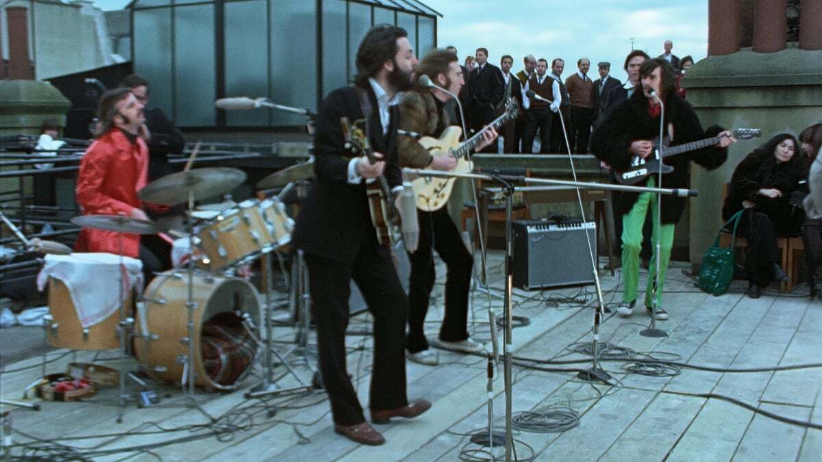 The Beatles grabados en su concierto en el tejado del edificio Apple. DISNEY+
