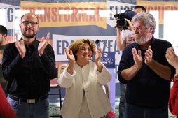 Guillermo Presa, Pilar Garrido y Juantxo López de Uralde, en el cierre de campaña en Gasteiz.