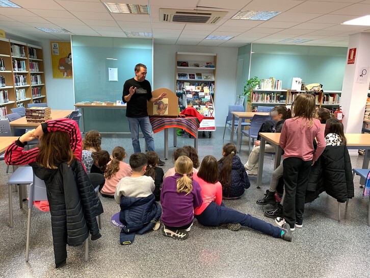 Taller de concienciación sobre el consumo consciente de chocolate en un colegio. 