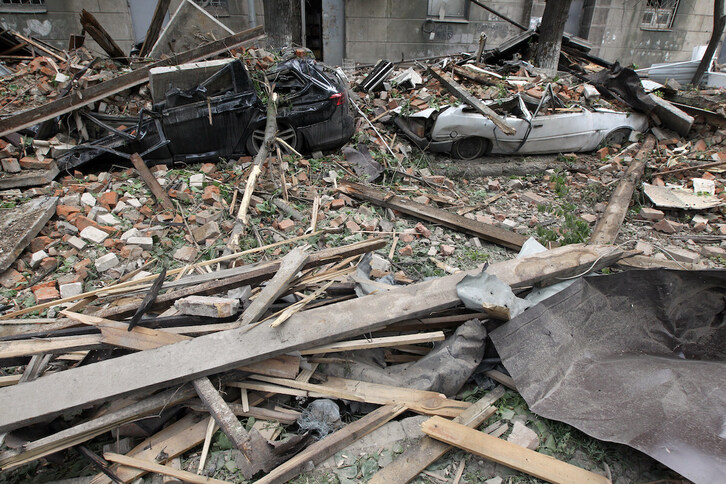 Imagen de los restos del ataque de este viernes en Dnipro, en la región de Zaporiyia.