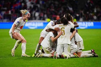 Las jugadoras del Olympique rodean a Majri después de que culminara la remontada contra el PSG.