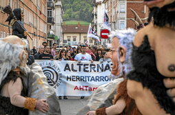 Altsasu acogió ayer una manifestación contra el TAV, amenizada por gigantes, bertsolaris y trikitrilaris, entre otros.