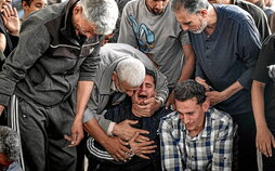 Un padre llora por sus hijos muertos en un bombardeo israelí en Rafah.