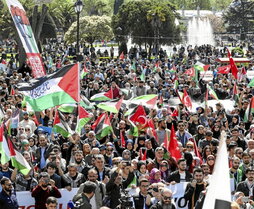 Manifestación ayer en Estambul para pedir que la Flotilla salga a Gaza.