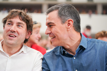 Pedro Sánchez conversa con el candidato Eneko Andueza, en el mitin central del PSE en Gasteiz.