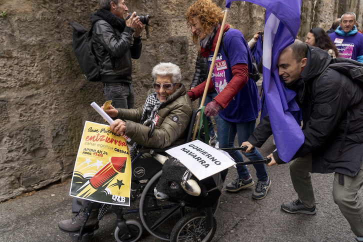 Rozando la cornada en el peculiar encierro para denunciar el bloqueo del primer convenio de residencias de Nafarroa.