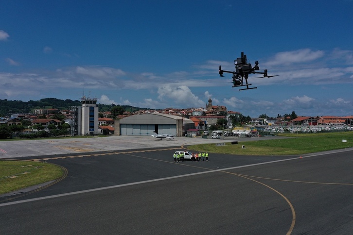 Aenaren drone bat Hondarribiko aireportuan.