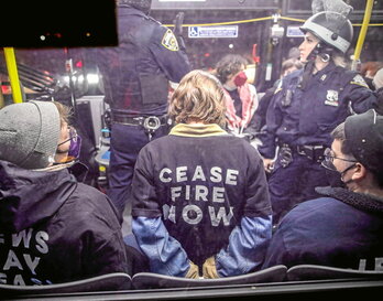 Polizia, protestariak atxilotzen, Chuck Schumer AEBetako Senatuko buruzagi nagusiaren etxetik gertu, New Yorkeko Brooklyn auzoan, palestinarren aldeko talde judu baten manifestazio batean.