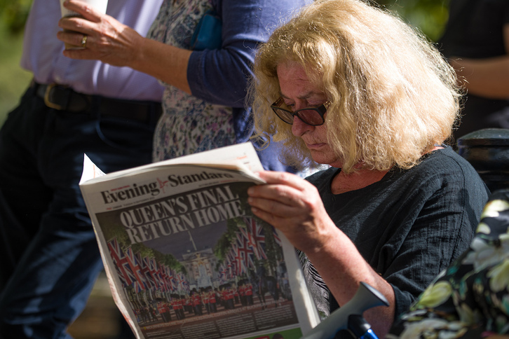 Una mujer lee el periódico el 14 de septiembre de 2022, en Londres.