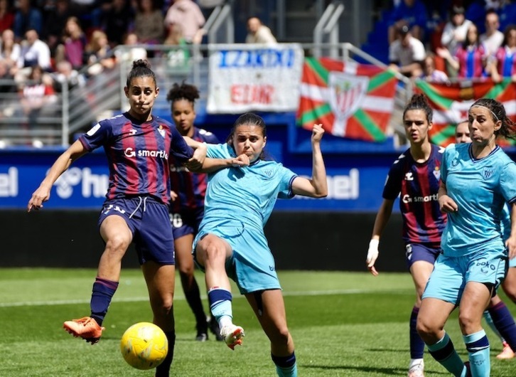 Elba y Landalue pugnan por hacerse con el balón.