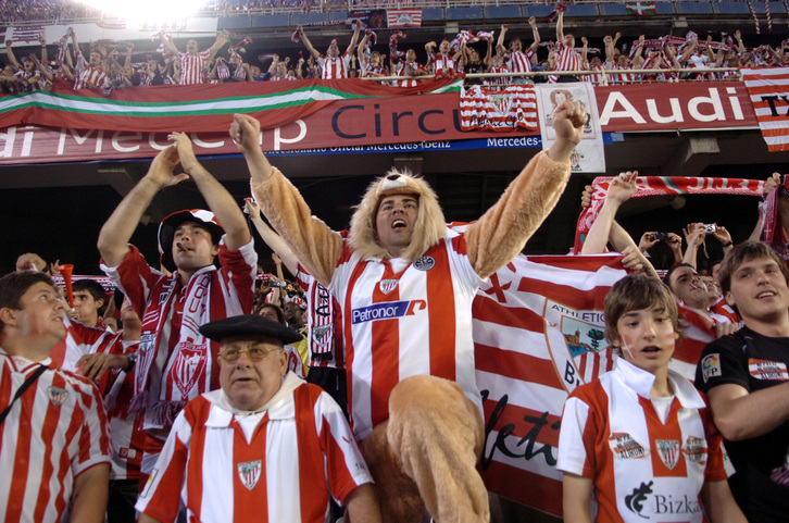 La afición del Athletic pudo disfrutar en Mestalla del minuto 9 al 30, tras el gol de Toquero.