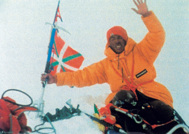 Martin Zabaletarekin batera Everesteko gailurrera iritsi zen Pasang Temba xerpa.