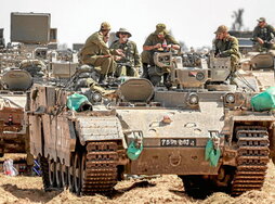 Blindados y tropas israelíes esperan para entrar en Rafah.