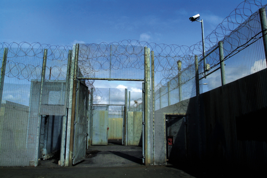 Una de las entradas de la prisión, cerrada para su uso el año 2000 dentro de los Acuerdos de Paz.