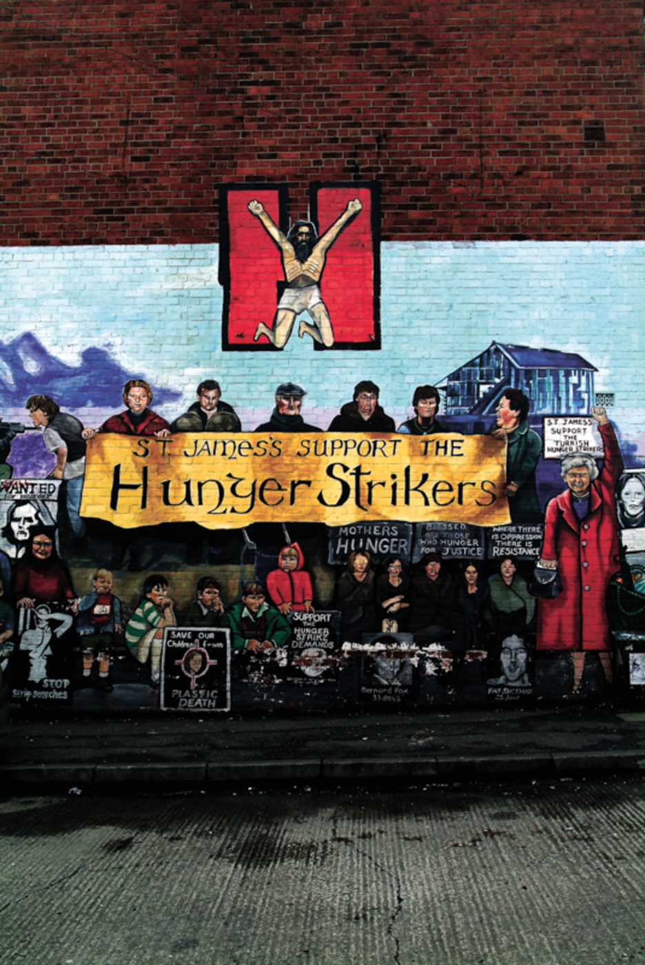 Un mural recuerda los huelguistas de hambre de 1981 en una calle de Belfast.
