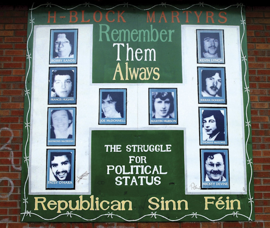 Mural de recuerdo a los diez prisioneros republicanos («martires») fallecidos en el ayuno para reclamar el estatus de presos políticos.