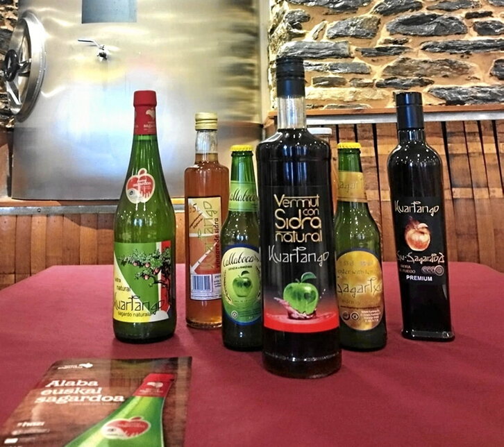 El vermut con sidra, en el centro, junto al resto de productos que elabora Kuartango Sagardotegia.
