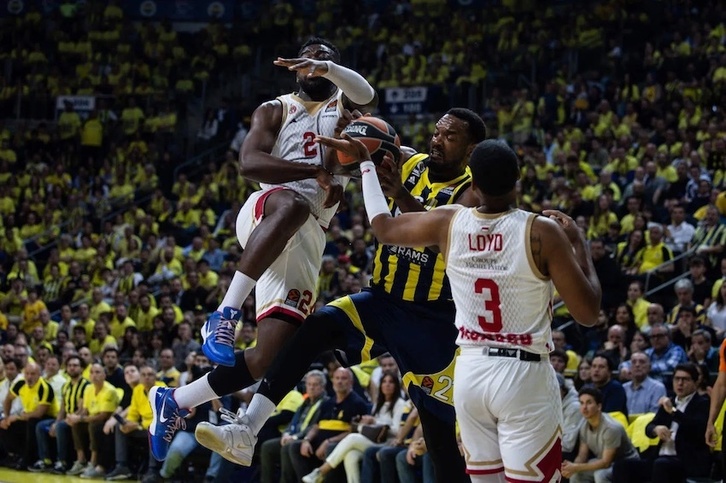 Elie Okobo y Jordan Loyd frenan en seco a Dyshawn Pierre.