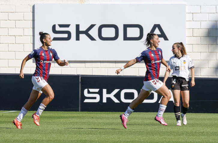 Ane Campos y Elba celebran el gol de la getariarra, que adelantaba al Eibar en el marcador.