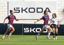 Ane Campos y Elba celebran el gol de la getariarra, que adelantaba al Eibar en el marcador.