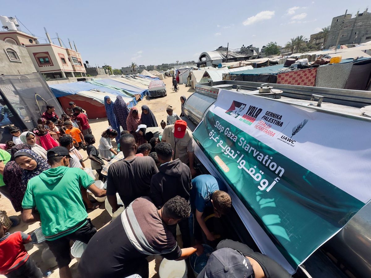 Reparto de agua por parte de UAWC gracias a la ayuda recogida en Euskal Herria por Yala Nafarroa con Palestina y Palestina-Gernika y vehiculizada por Mundubat. (UAWC)