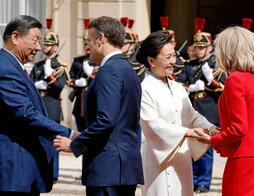 Saludos entre los mandatarios chino y francés y sus respectivas esposas.