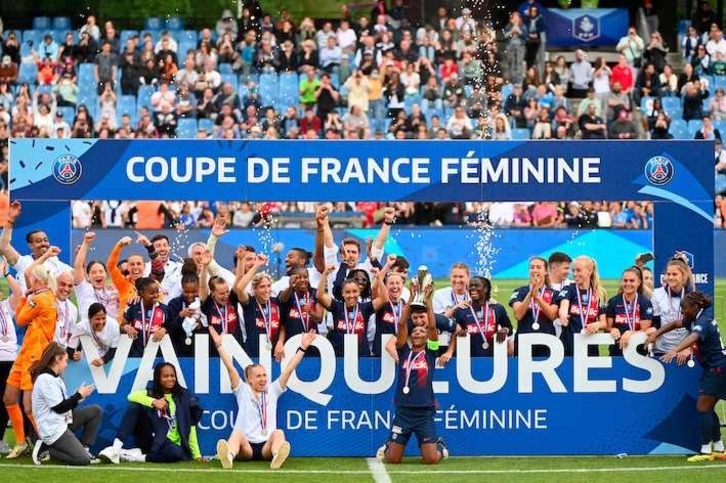 Las jugadoras del PSG celebran el título de Copa sobre el césped del Stade de la Mosson.