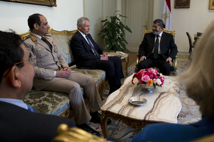 Foto de archivo del 24 de abril de 2013 en El Cairo del presidente egipcio Mohamed Morsi y el entonces secretario de Defensa de EEUU Chuck Hagel