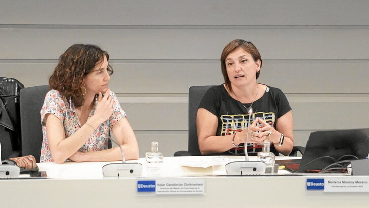 La fisioterapeuta y activista feminista Maitena Monroy durante su intervención, acompañada de la profesora Itziar Gandarias.