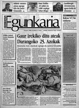 Sobre estas líneas, el lugar donde aparecieron los cadáveres de Susana Arregi y Jon Lizarralde. A la derecha, primer ejemplar de “Euskaldunon Egunkaria” y cadena humana por la independencia que unió las tres capitales bálticas en agosto de 1989.
