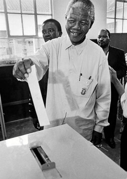 Nelson Mandela deposita su voto en las elecciones de 1994.